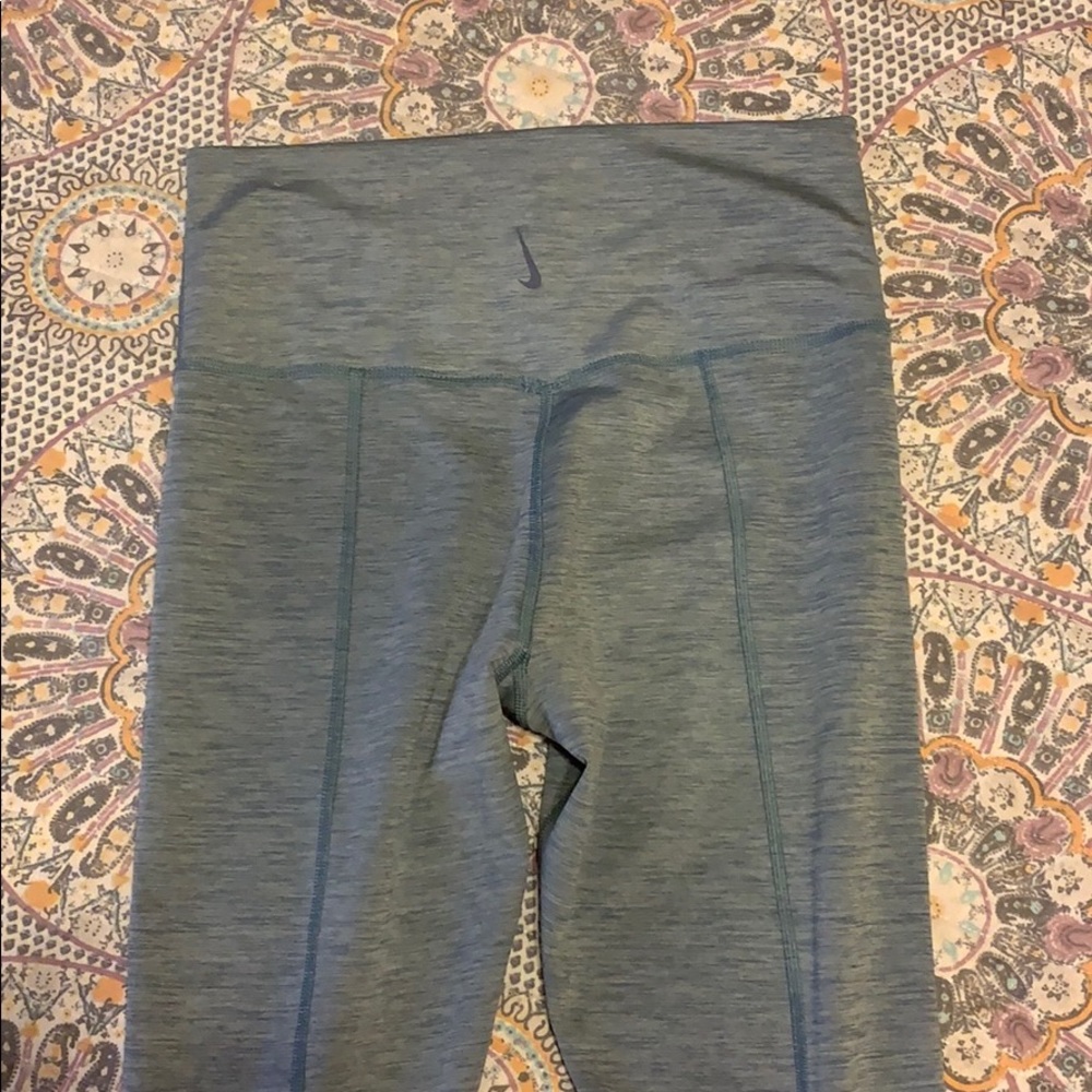 NWOT- brand new Nike dri-fit scrunch leg leggings